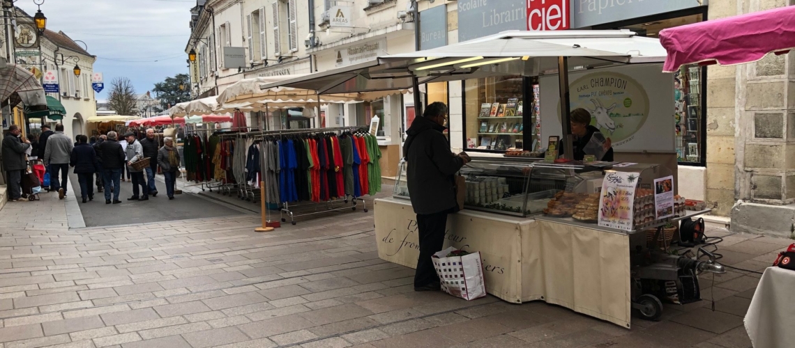 Clos de la Richaudière Luxury Loire Gîtes Stand au marché de Loches Crédit photos Marc Van Lul