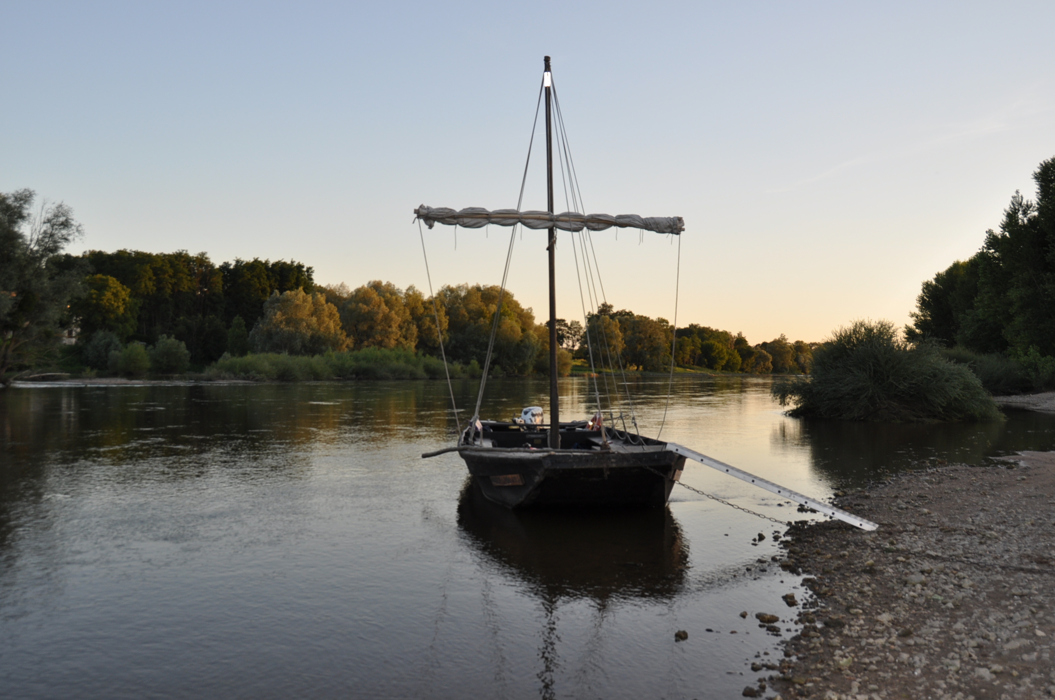 Balade crépusculaire sur la Loire Clos de La Richaudière Luxury Loire Gites @M Van Lul